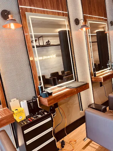 Estação de trabalho com espelhos iluminados da BM Barbearia