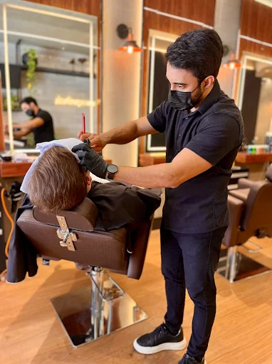 Barbeiro realizando corte de cabelo na BM Barbearia
