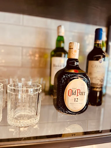 Whisky e copos no balcão da BM Barbearia